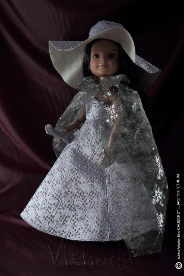 robe bustier longue de poupées mauve clair avec chapeau assorti et cape argentée