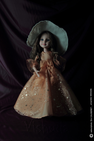 robe princesse orange avec sur jupon doré de poupée avec grand chapeau