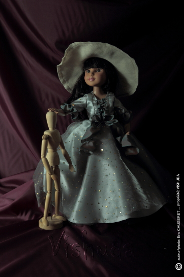 robe princesse bleuté avec sur jupon argenté de poupée avec grand chapeau + manequin bois