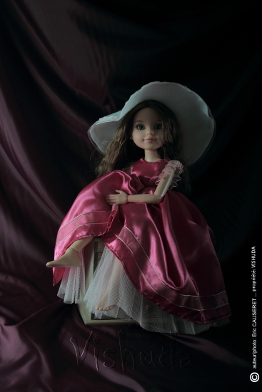robe princesse rose de poupée avec grand chapeau jupon retroussé