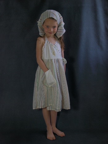 robe enfant portefeuille dos de face avec poche latérale et broderie sur le devant avec foulard assorti